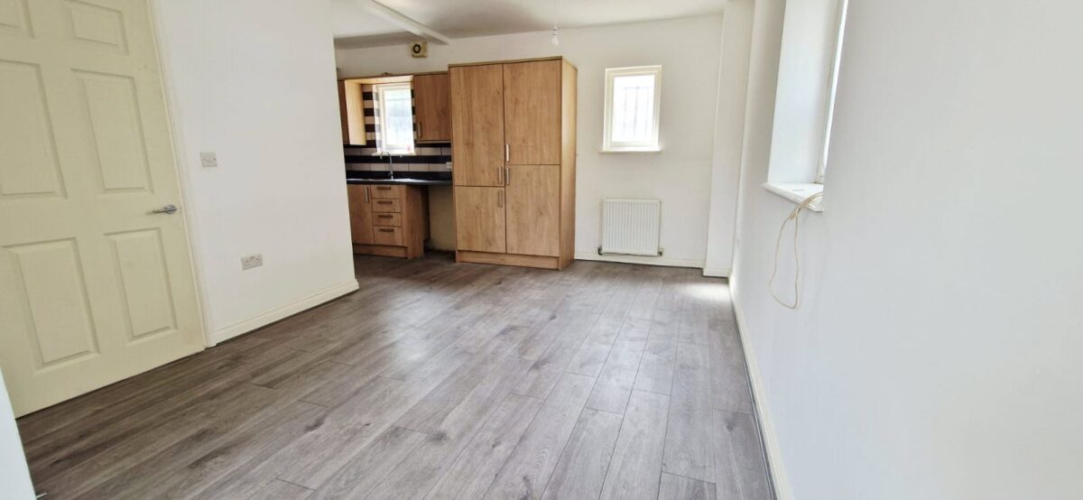 2 bedroom maisonette
