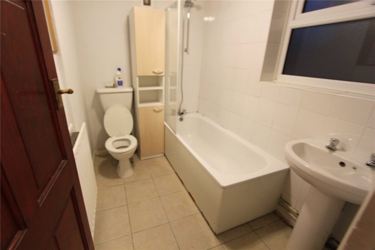 2 Bedroom Mid terrace house situated in Northfleet.