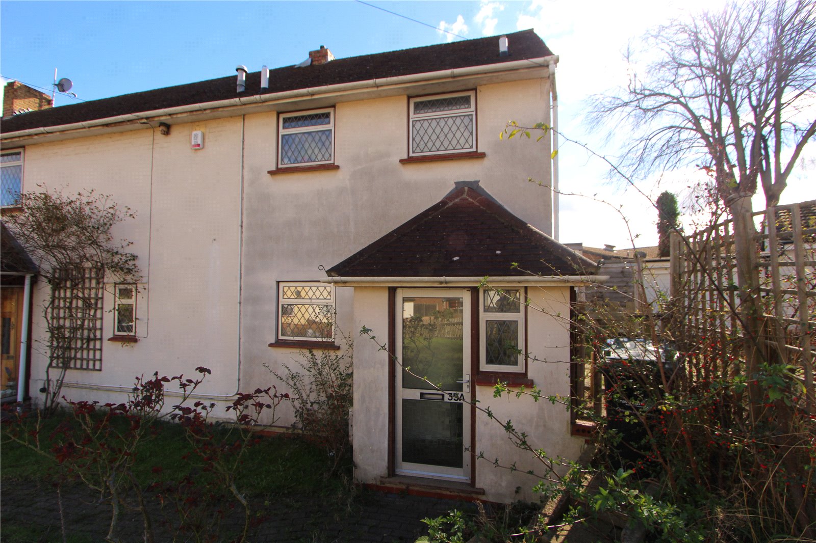 Orange Property Services are pleased to offer this 1 bedroom end of terrace house to let in Gravesend.