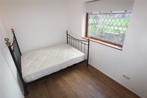 Orange Property Services are pleased to offer this 1 bedroom end of terrace house to let in Gravesend.