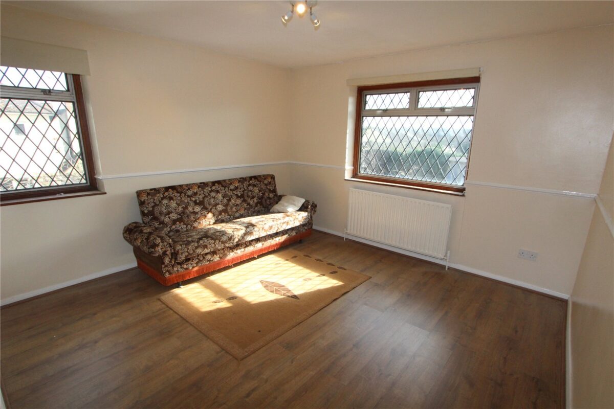 Orange Property Services are pleased to offer this 1 bedroom end of terrace house to let in Gravesend.