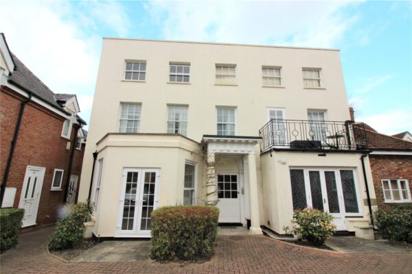 GROUND FLOOR STUDIO APARTMENT