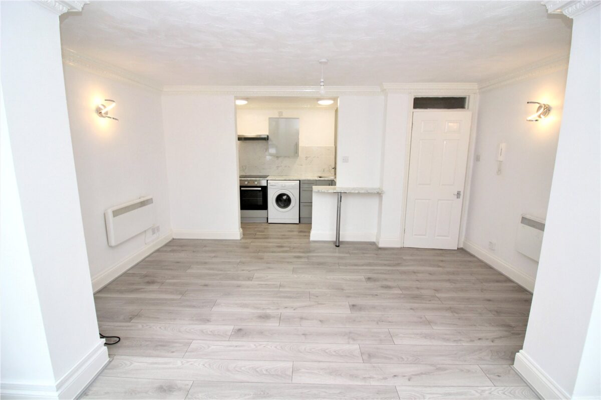 GROUND FLOOR STUDIO APARTMENT