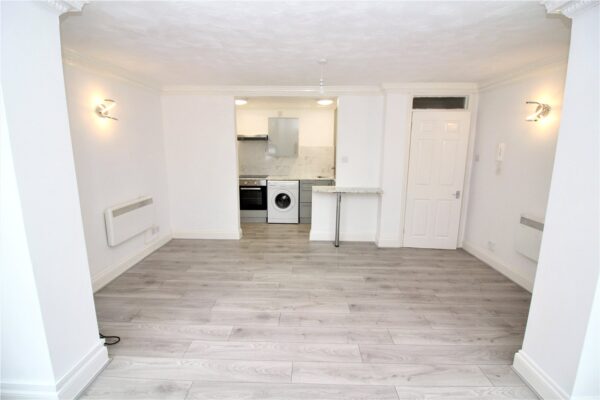 GROUND FLOOR STUDIO APARTMENT