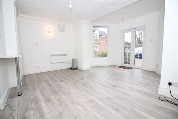 GROUND FLOOR STUDIO APARTMENT