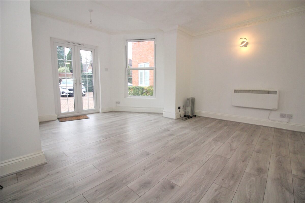 GROUND FLOOR STUDIO APARTMENT