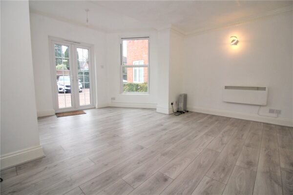 GROUND FLOOR STUDIO APARTMENT