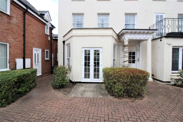 GROUND FLOOR STUDIO APARTMENT