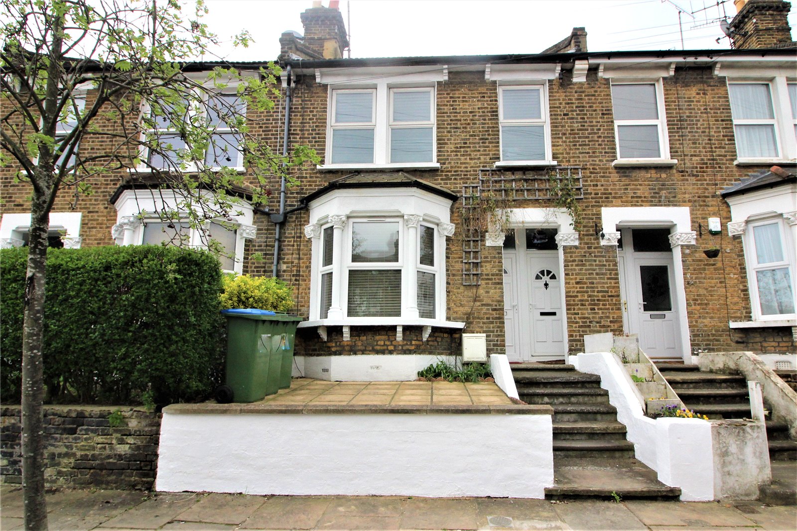 1 BEDROOM GROUND FLOOR FLAT WITH GARDEN