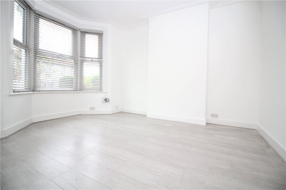 1 BEDROOM GROUND FLOOR FLAT WITH GARDEN