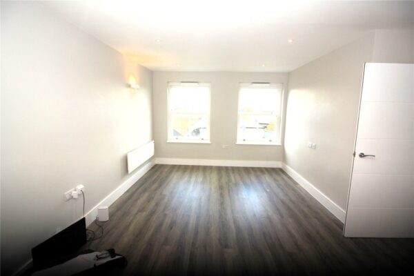 2 BEDROOM TOP FLOOR APARTMENT