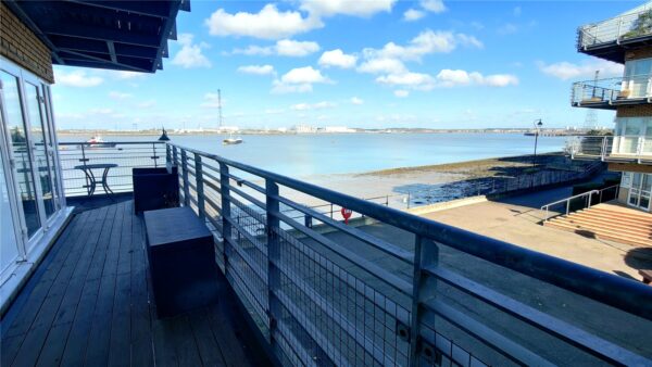 STUNNING 2 BEDROOM APARTMENT