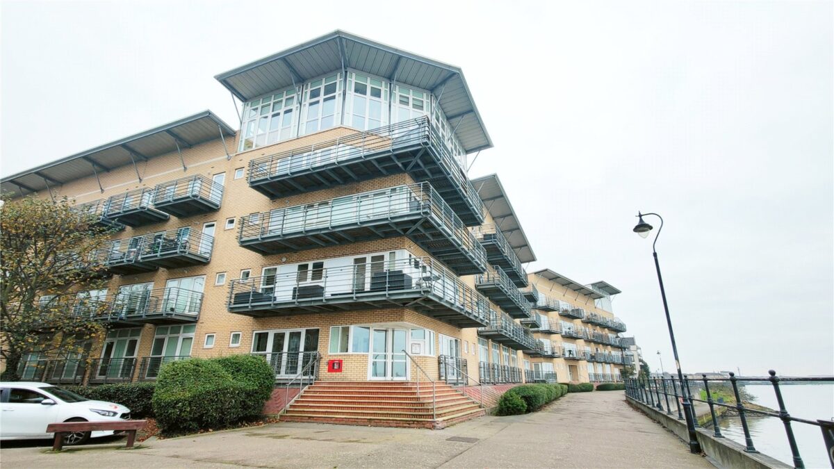 STUNNING 2 BEDROOM APARTMENT