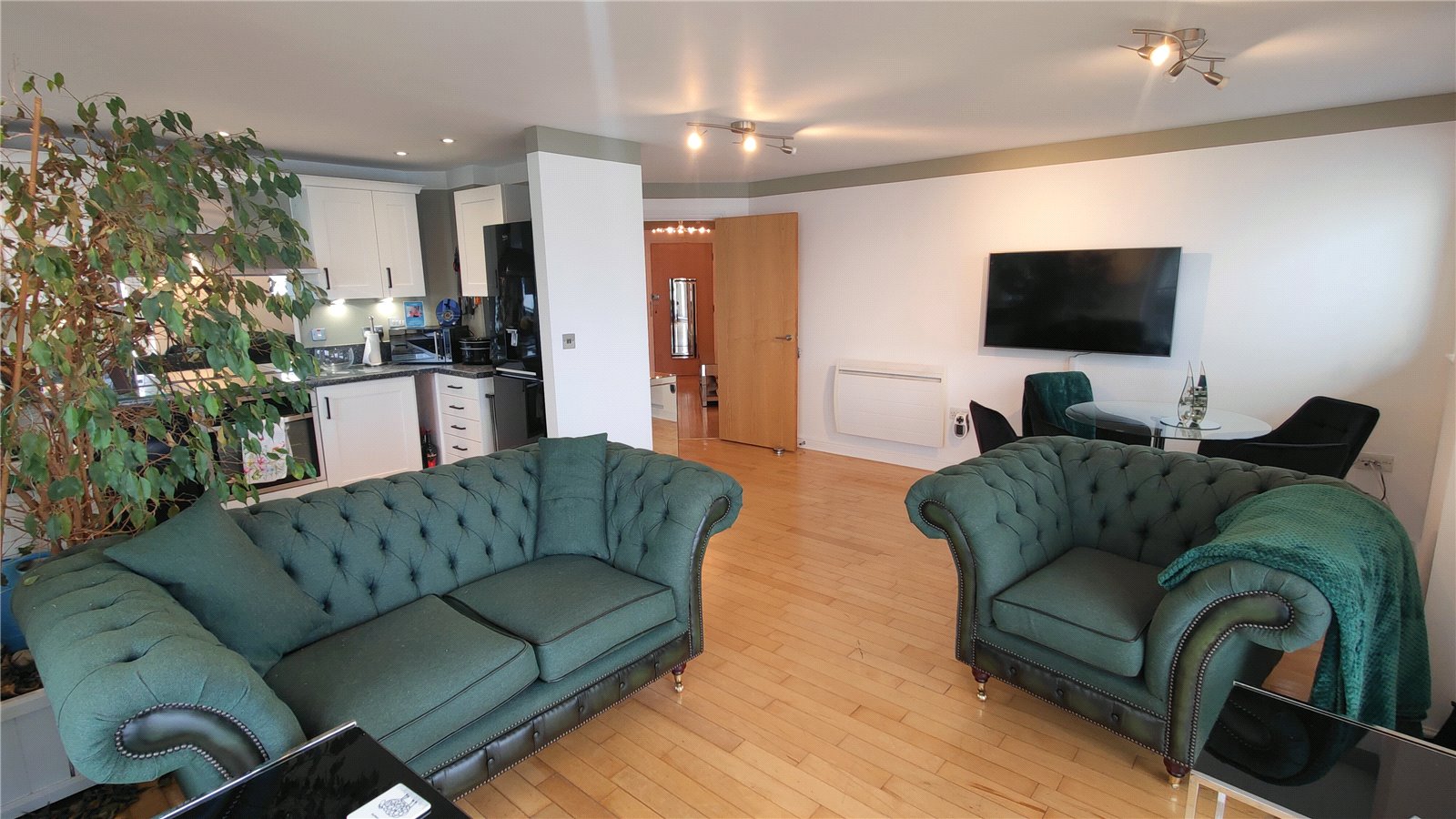 STUNNING 2 BEDROOM APARTMENT