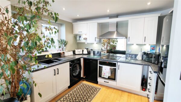 STUNNING 2 BEDROOM APARTMENT