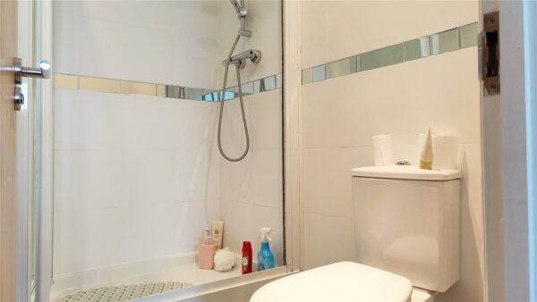 STUNNING 2 BEDROOM APARTMENT