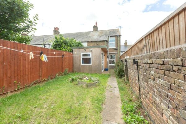2 BEDROOM END OF TERRACE HOUSE