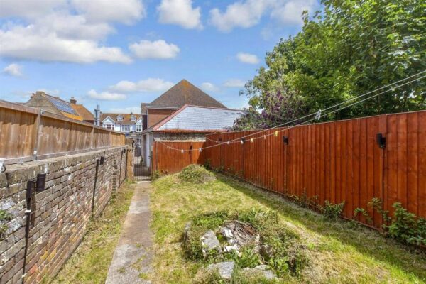 2 BEDROOM END OF TERRACE HOUSE