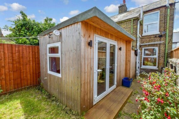 2 BEDROOM END OF TERRACE HOUSE