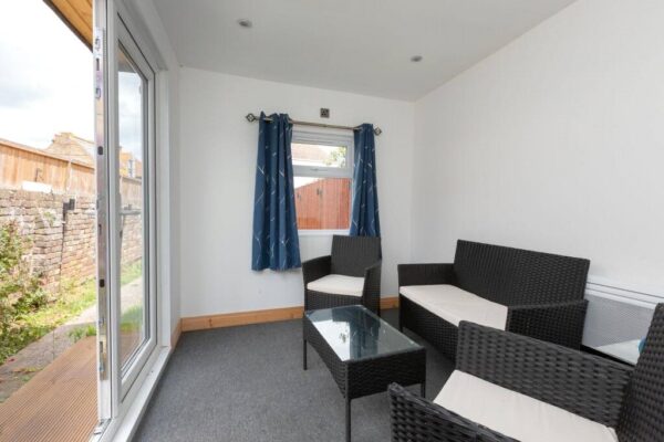 2 BEDROOM END OF TERRACE HOUSE