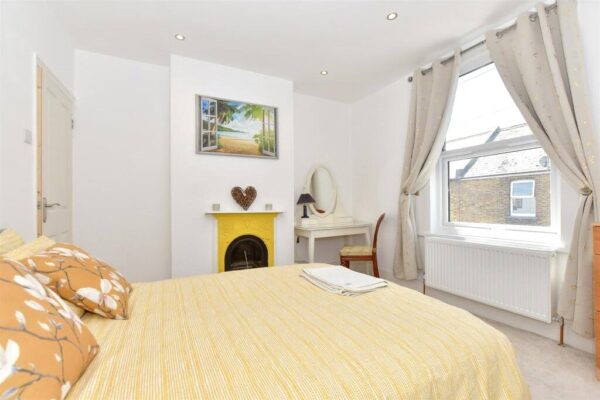 2 BEDROOM END OF TERRACE HOUSE