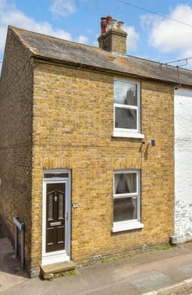 2 BEDROOM END OF TERRACE HOUSE