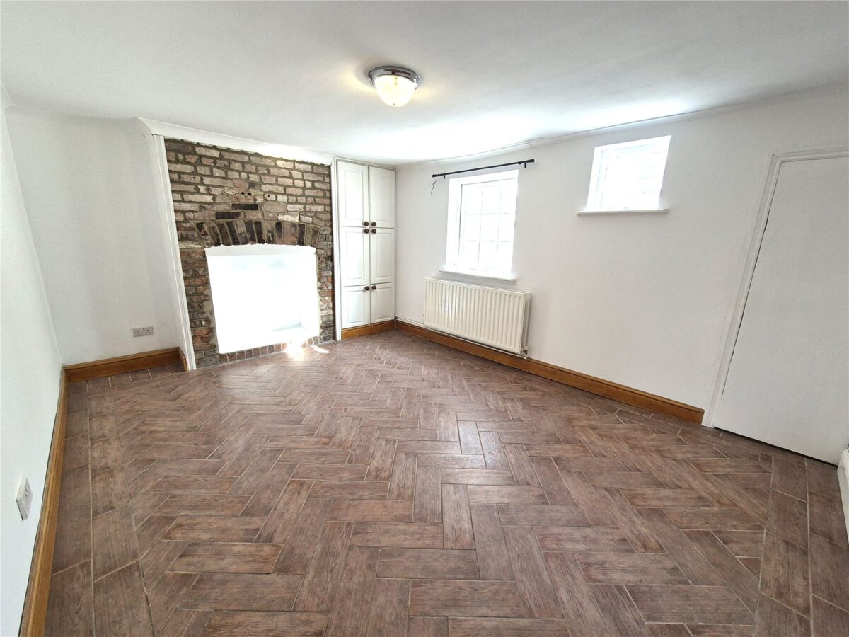 3 Bedroom Mid Terrace House
