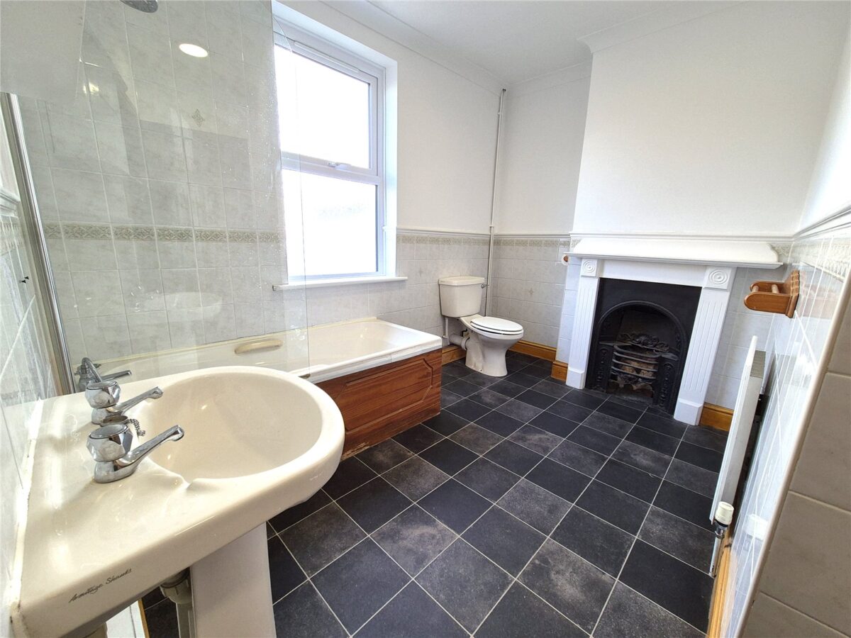 3 Bedroom Mid Terrace House