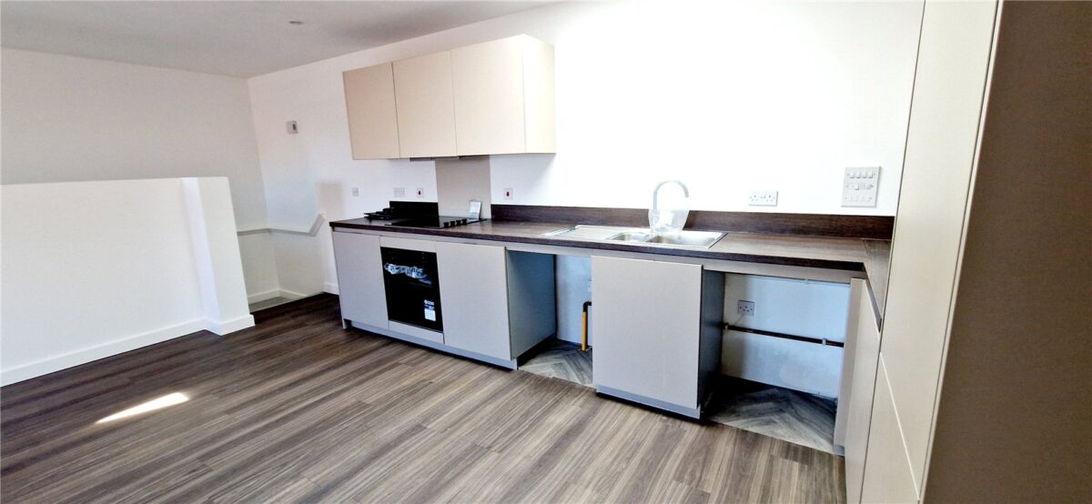 2 BEDROOM DETACHED FREEHOLD COACH HOUSE