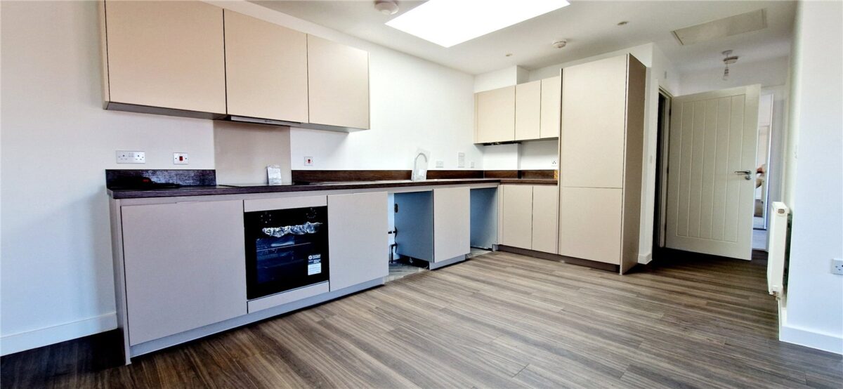 2 BEDROOM DETACHED FREEHOLD COACH HOUSE