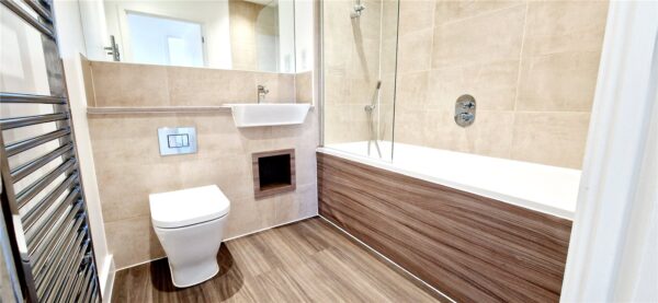 2 BEDROOM DETACHED FREEHOLD COACH HOUSE