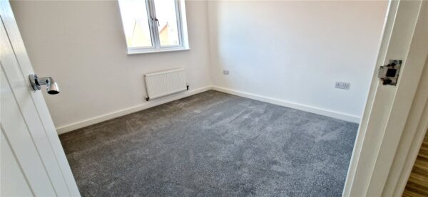 2 BEDROOM DETACHED FREEHOLD COACH HOUSE