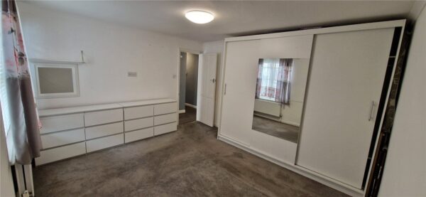 Spacious 2-Bedroom Period Conversion with Garden, Garage,