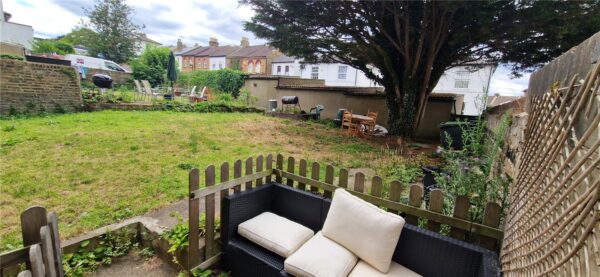 Spacious 2-Bedroom Period Conversion with Garden, Garage,