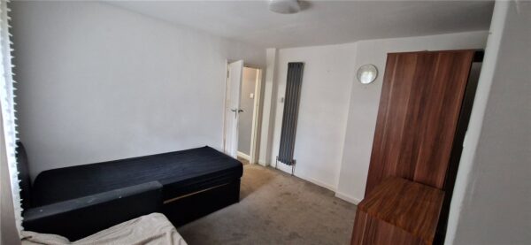 Spacious 2-Bedroom Period Conversion with Garden, Garage,