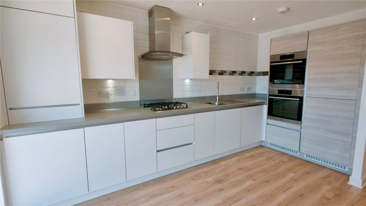 RIVER VIEW 2 BED, 2 BATHROOM APARTMENT