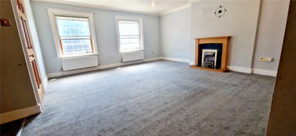 2 BEDROOM FLAT IN TOWN CENTRE