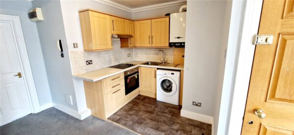 2 BEDROOM FLAT IN TOWN CENTRE