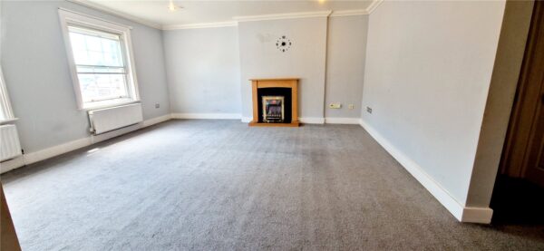 2 BEDROOM FLAT IN TOWN CENTRE