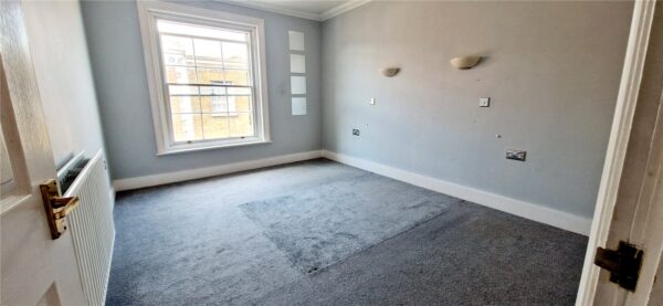 2 BEDROOM FLAT IN TOWN CENTRE