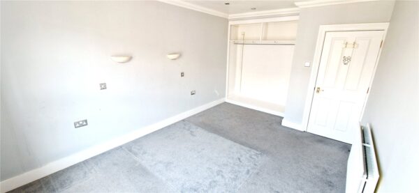 2 BEDROOM FLAT IN TOWN CENTRE