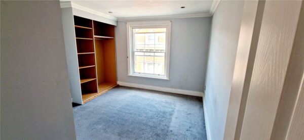 2 BEDROOM FLAT IN TOWN CENTRE