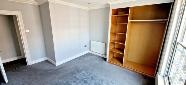 2 BEDROOM FLAT IN TOWN CENTRE