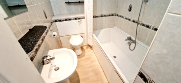 2 BEDROOM FLAT IN TOWN CENTRE