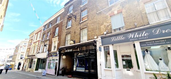 2 BEDROOM FLAT IN TOWN CENTRE