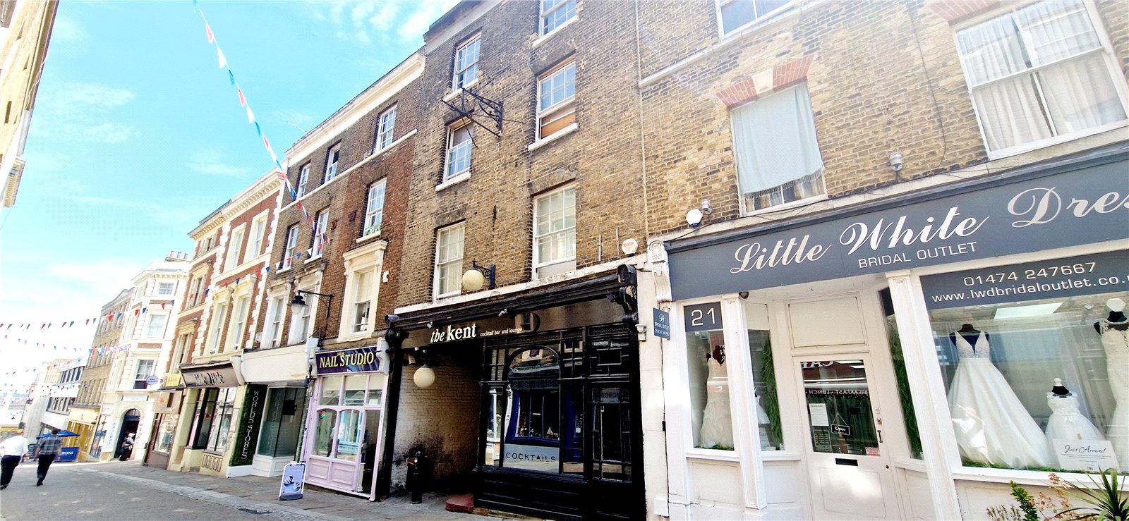 2 BEDROOM FLAT IN TOWN CENTRE