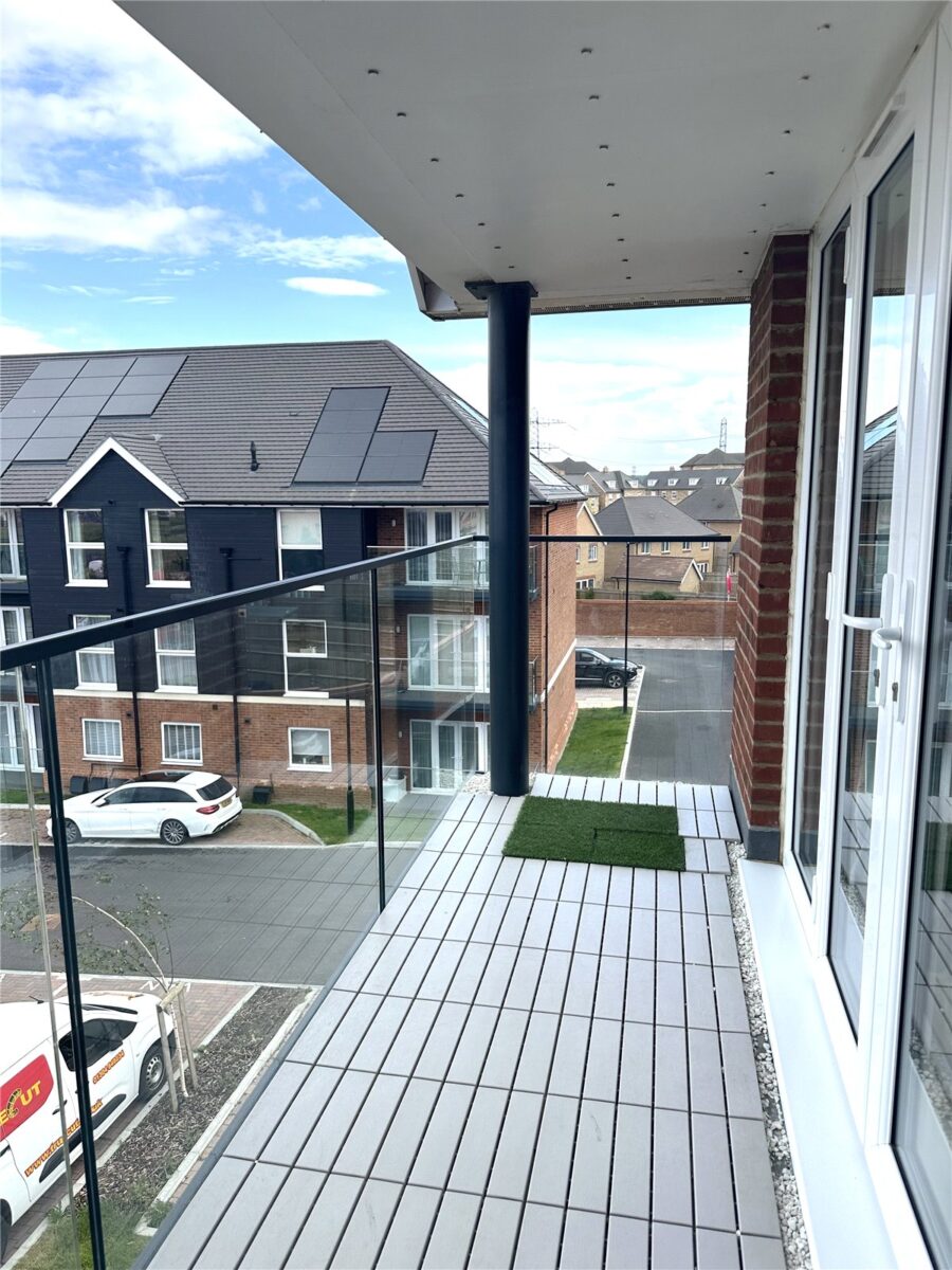 Top floor 2 bedroom flat