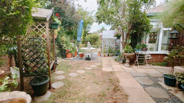 BUNGALOW WITH GARAGE