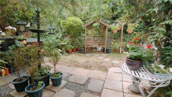 BUNGALOW WITH GARAGE
