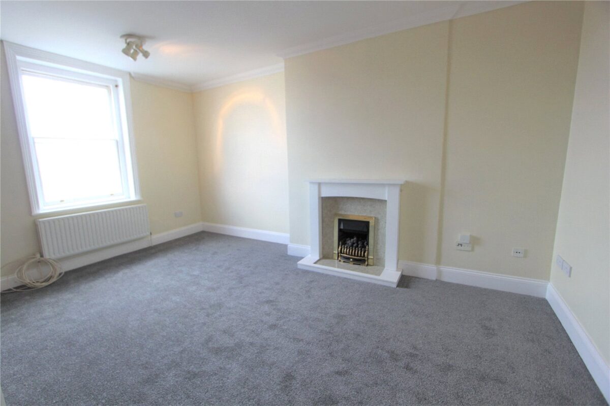 2 BEDROOM FLAT IN TOWN CENTRE